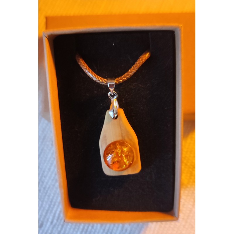 Pendentif en Bambou et Ambre