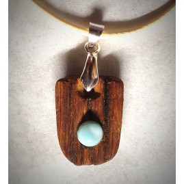 Pendentif en vieux Châtaignier et Larimar