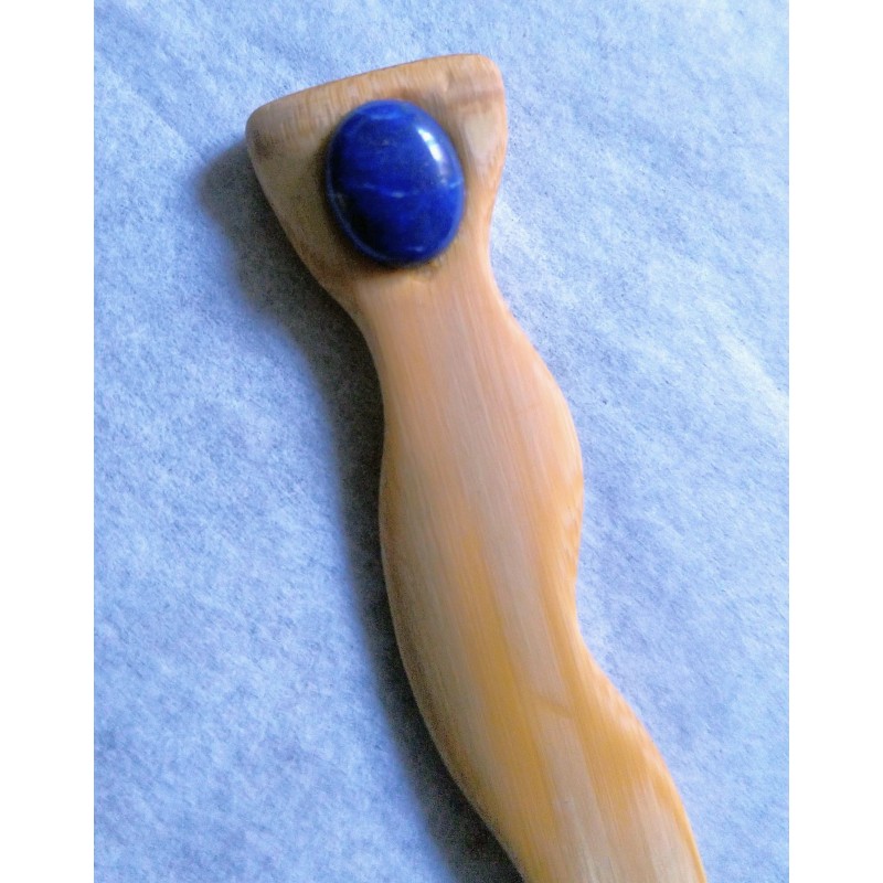 Pic à cheveux en bambou avec Lapis Lazuli.